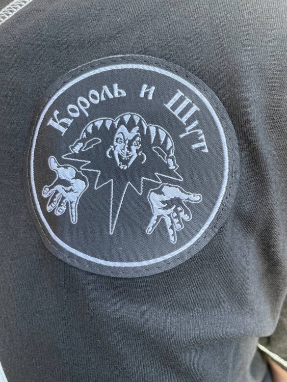 футболка - КНЯZZ (череп с нашивками)