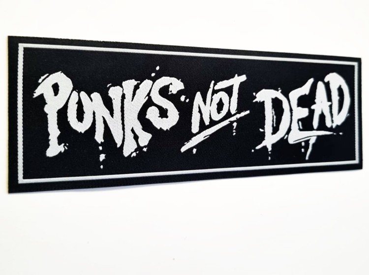 нашивка - PUNKS NOT DEAD