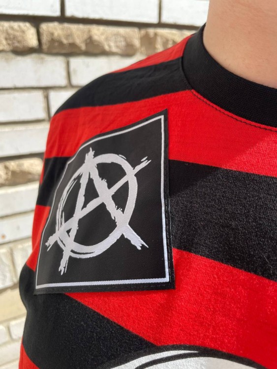 футболка - КНЯZZ (ЧЕРНО-КРАСНАЯ С НАШИВКАМИ) 